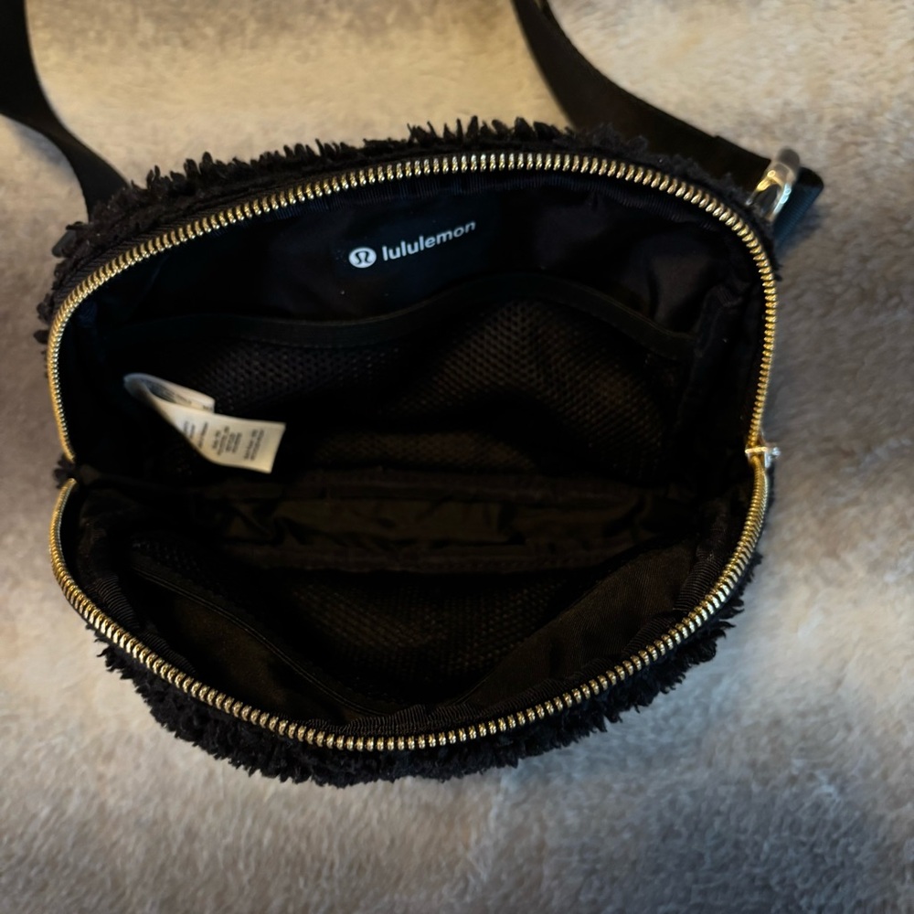 Lululemon Everywhere Fuzzy Sherpa Fleece Belt Bag Fanny Pack Black Gold Hardware - Picture 10 of 12
